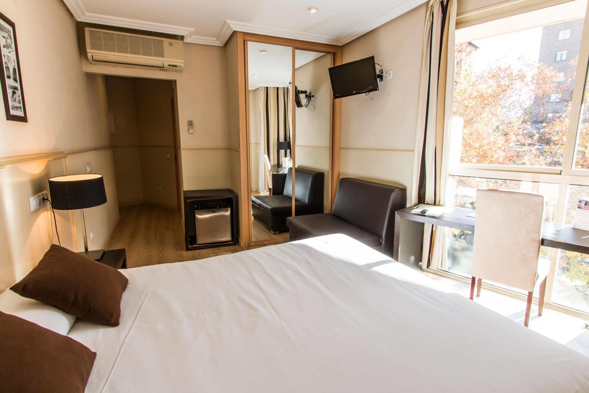 Hotel Suites Feria De Madrid Eksteriør billede